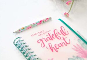 image of journal with pen, this blog talking about best gratitude journals does gratitude make you happier