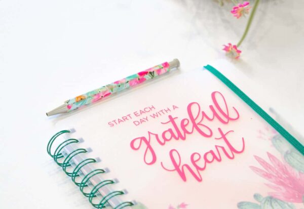 image of journal with pen, this blog talking about best gratitude journals does gratitude make you happier