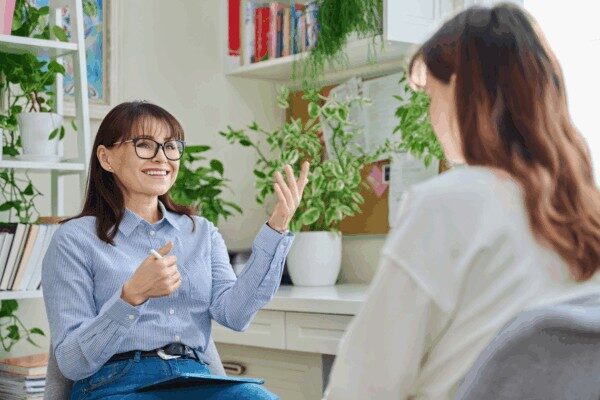 Therapist explaining to a person what is in a hypnosis session